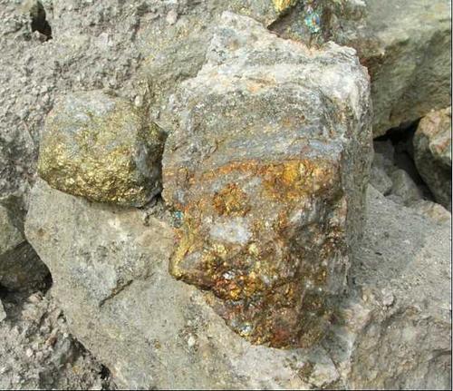 黄金矿山 矿石坚硬